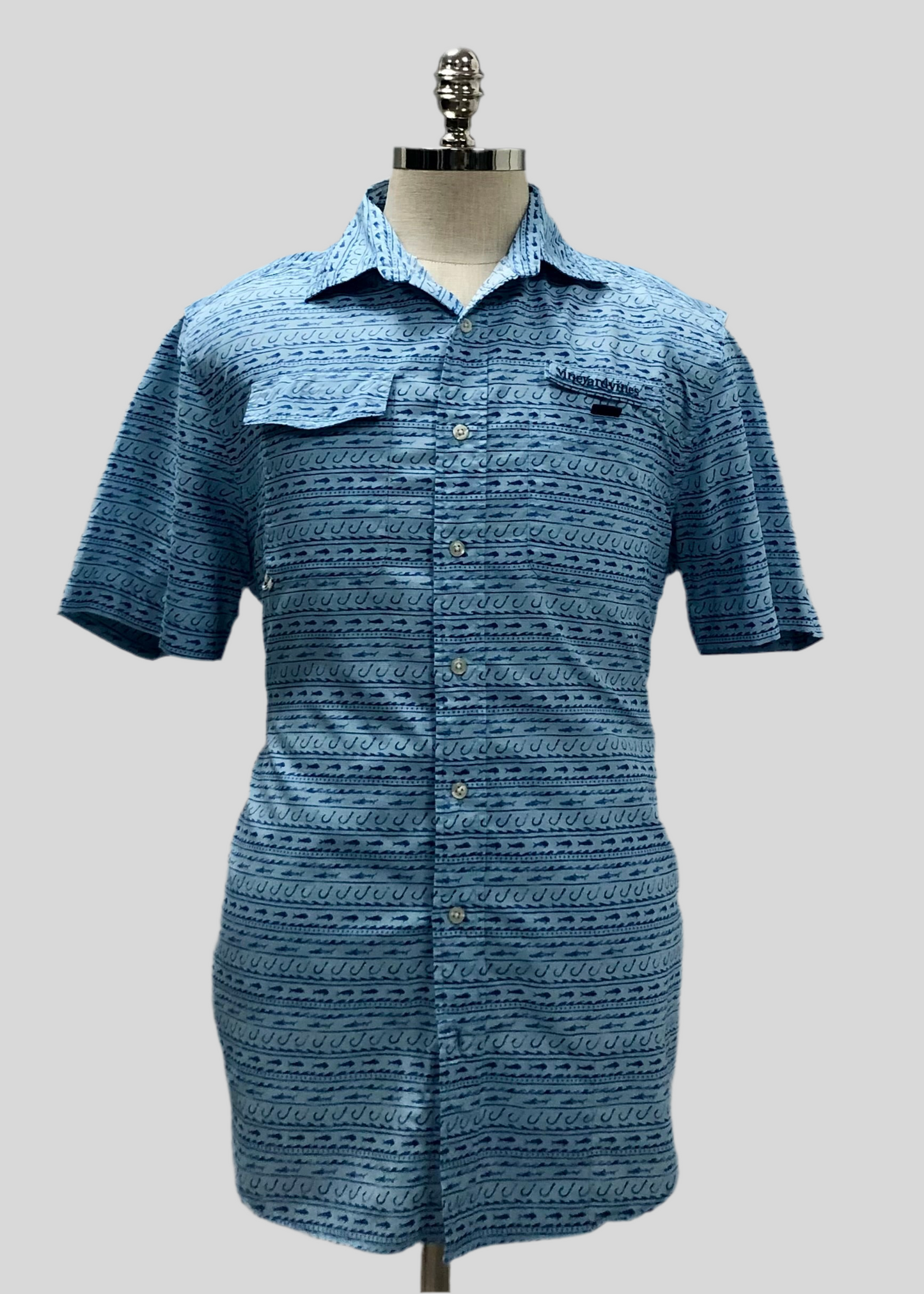 Camisa Vineyard Vines 🐳 Modelo Harbor Color celeste con diseño de pesca en color azul Talla M Entalle regular