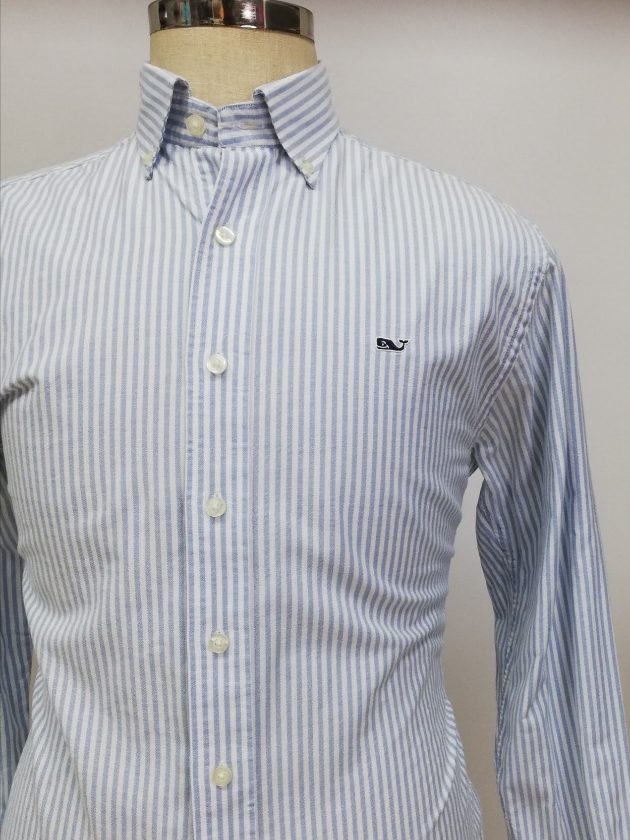 Camisa de botones Vineyard Vines 🐳 Oxford de rayas en color celeste y blanco Talla S Entalle Regular (ver descripción)