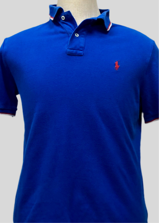 Camiseta Polo Ralph Lauren 🏇🏼 color azul con diseño en el cuello en blanco y rojo Talla M Entalle Clásico (ver descripción)
