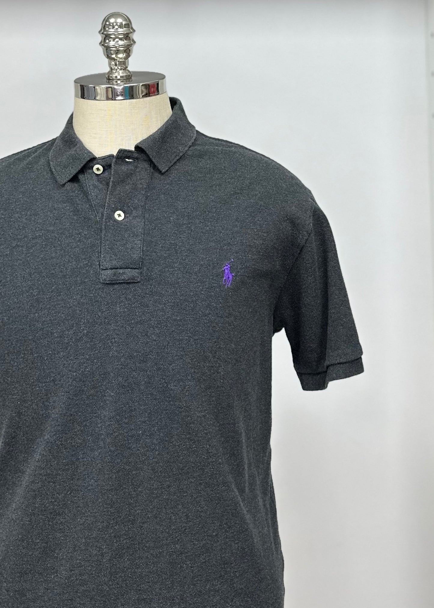 Camiseta Polo Ralph Lauren 🏇🏼 color gris oscuro Talla L Entalle Regular