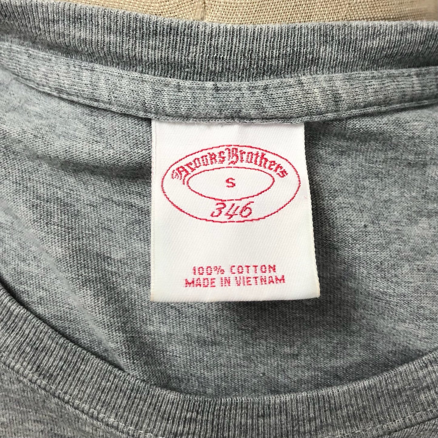 Camiseta cuello redondo Brooks Brothers 🐑 color gris y logo azul Talla Small (ver descripción)