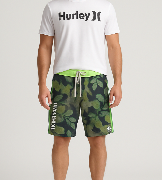 Traje de baño Hurley 🏄🏽‍♂️ con diseño de camuflaje en color verde oscuro y gris con logo en color plateado Talla Medium (32)