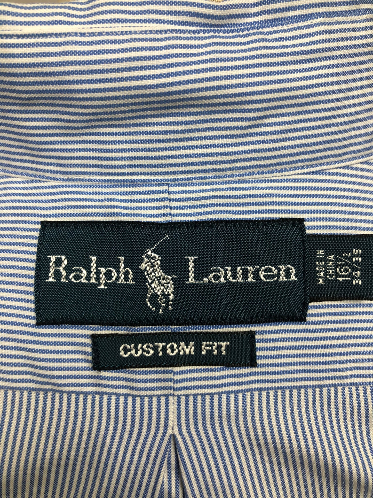 Camisa Polo Ralph Lauren 🏇🏼 con patron de rayas finas en color celeste y blanco Talla L Entalle Custom Fit