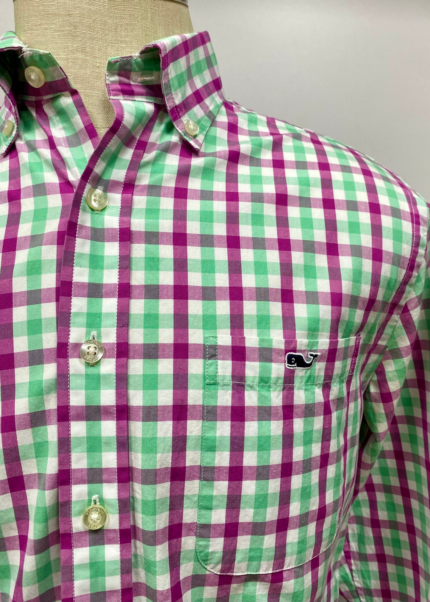 Camisa de botones Vineyard Vines 🐳 color blanco de cuadros en color rosado y verde Talla M Entalle Slim Fit