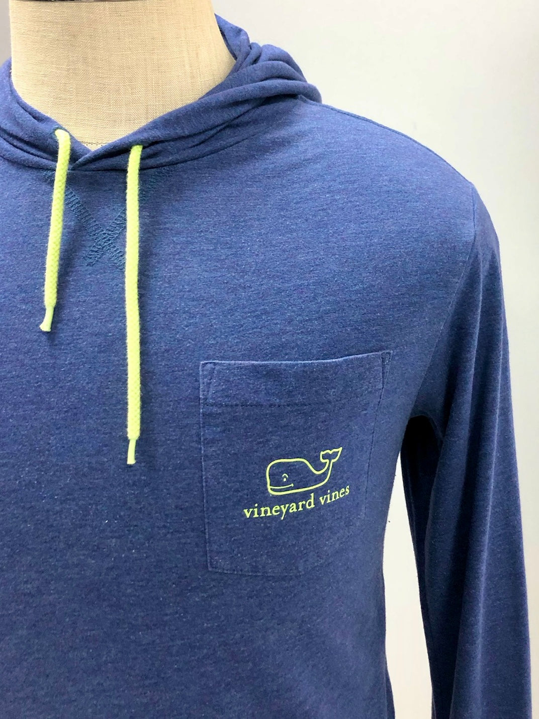 Camiseta con capucha Vineyard Vines 🐳 color azul grisaceo con Diseño de Ballena Talla S