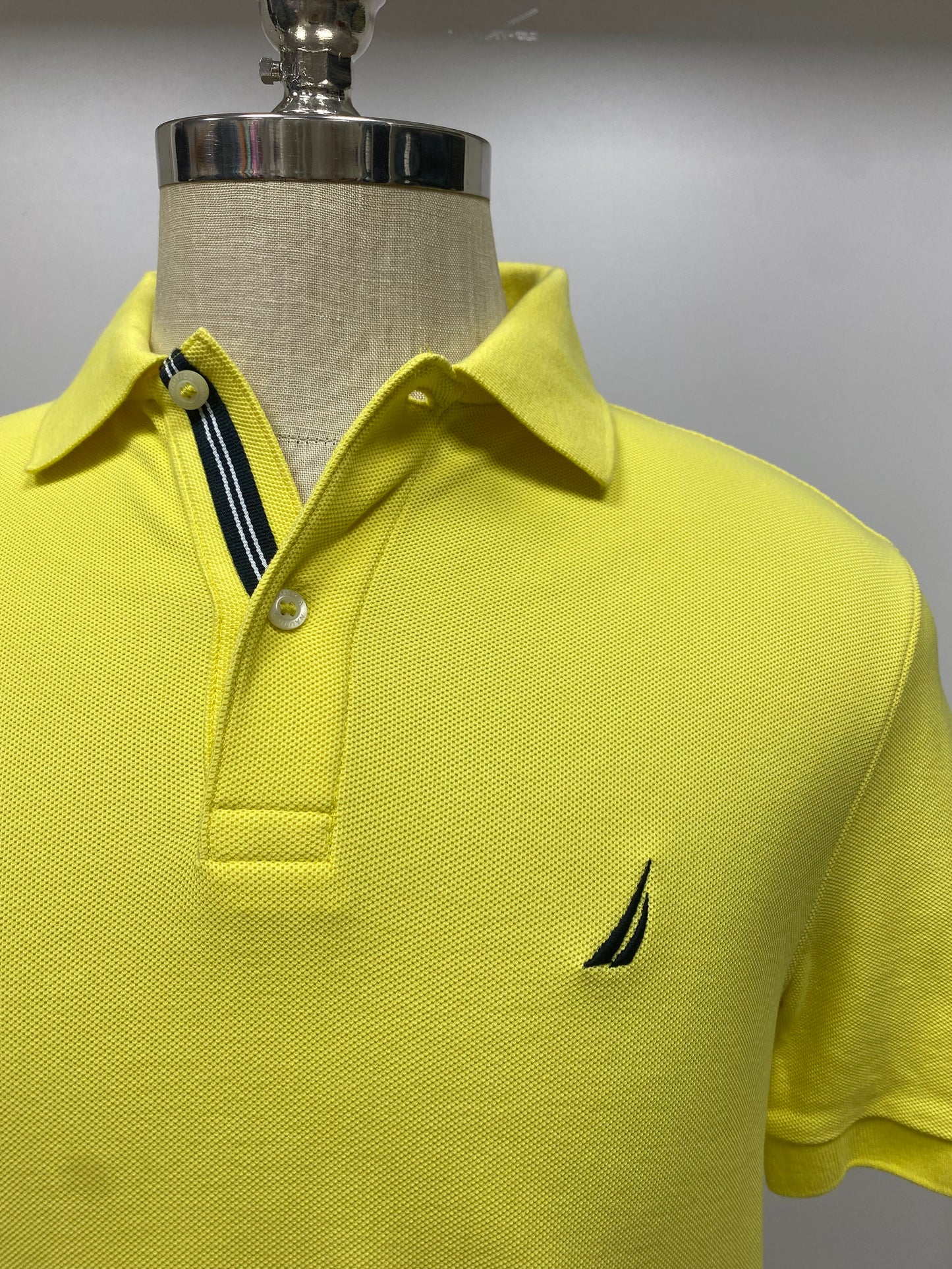 Camiseta Polo Nautica ⚓️ Performance color amarillo intenso Talla M Entalle Clásico