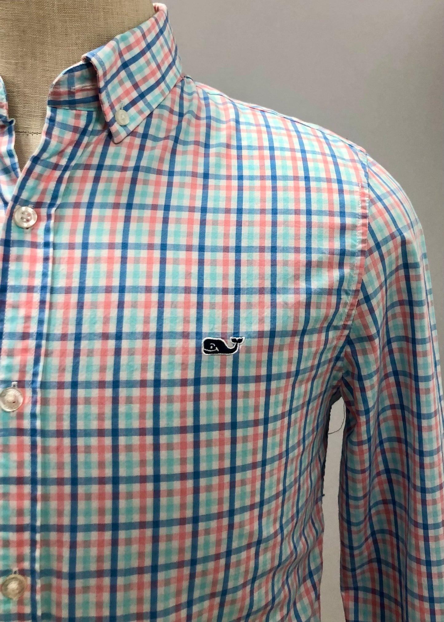 Camisa de botones Vineyard Vines 🐳 color blanco de cuadros en color celeste, azul y rosado Talla S Entalle Slim Fit