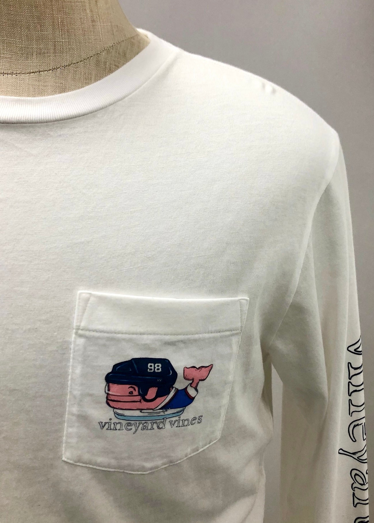 Camiseta cuello redondo Vineyard Vines 🐳 color blanco con Diseño de Hockey Talla M