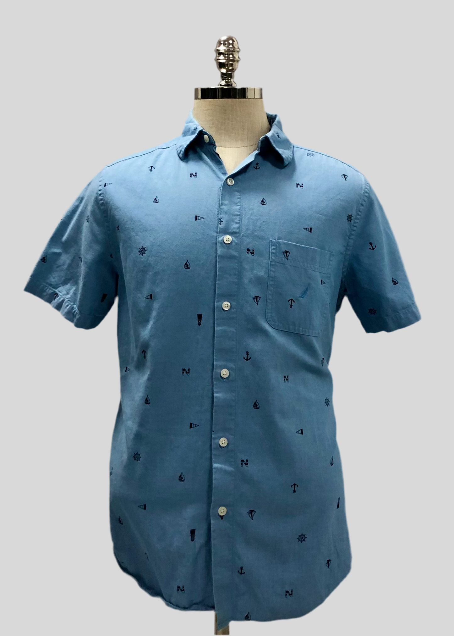 Camisa de botones Nautica ⚓️ Color celeste con diseño de Nautico en color azul navy Talla L Entalle Clásico
