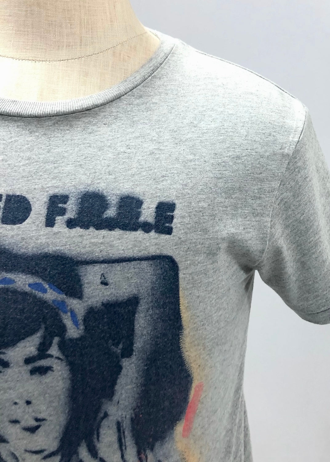 Camiseta cuello redondo Zara 🇪🇸 color gris con diseño de Graffitti en azul navy Talla S