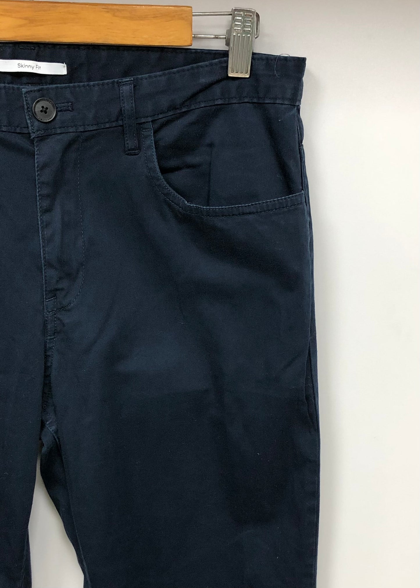 Pantalon casual Calvin Klein 🇺🇸 color azul navy Talla 32x32 Corte Skinny Fit