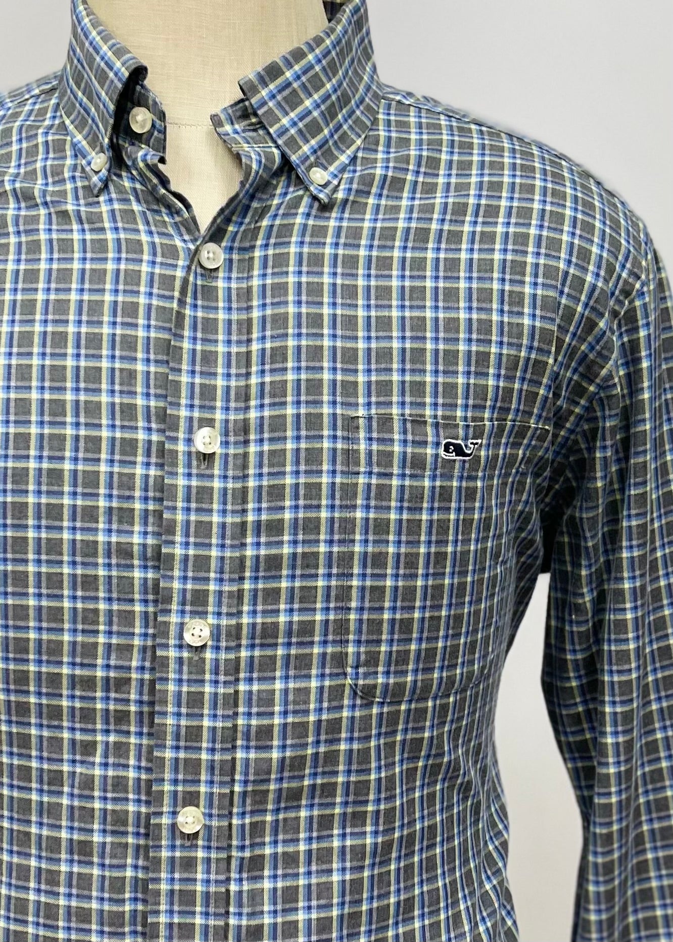 Camisa de botones Vineyard Vines 🐳 color gris oscuro de cuadros gingham en color azul navy y blanco Talla L Entalle Slim Fit