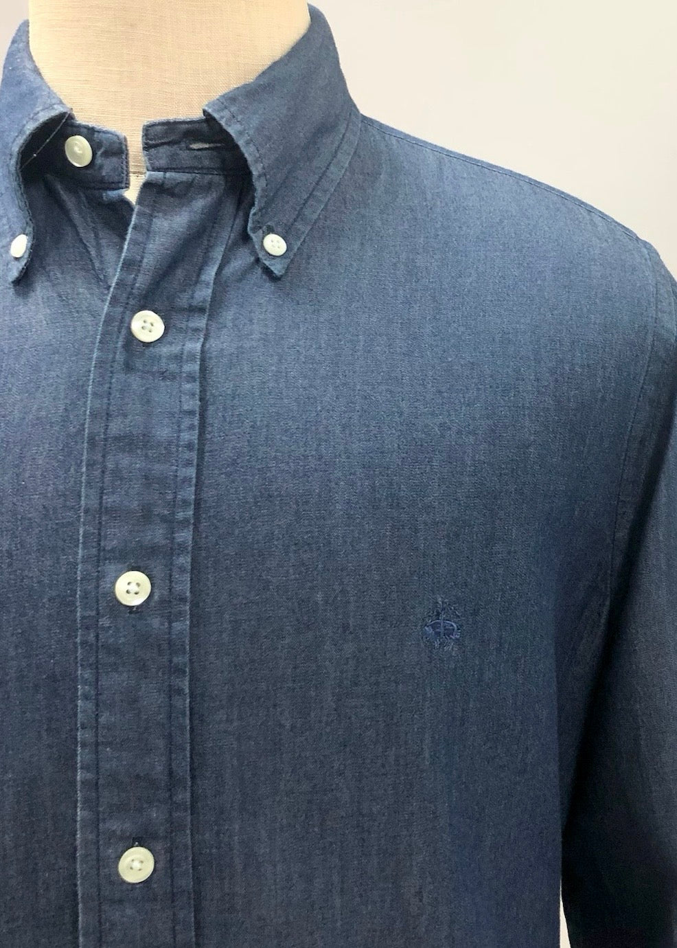 Camisa de botones Brooks Brothers 🐑 de jeans en color azul Talla M Entalle Regular