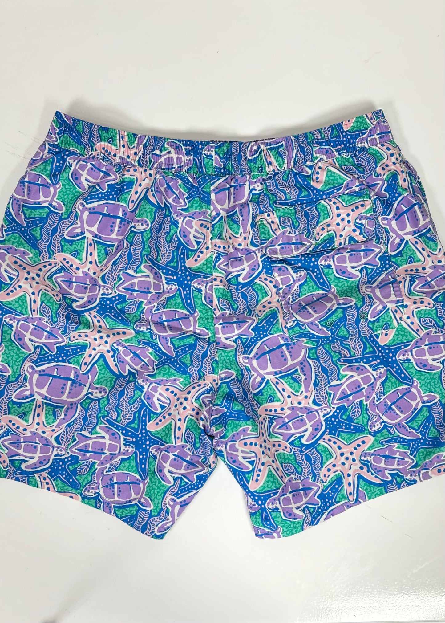 Short de baño Vineyard Vines 🐳 con diseño de tortugas en color morado y verde talla M