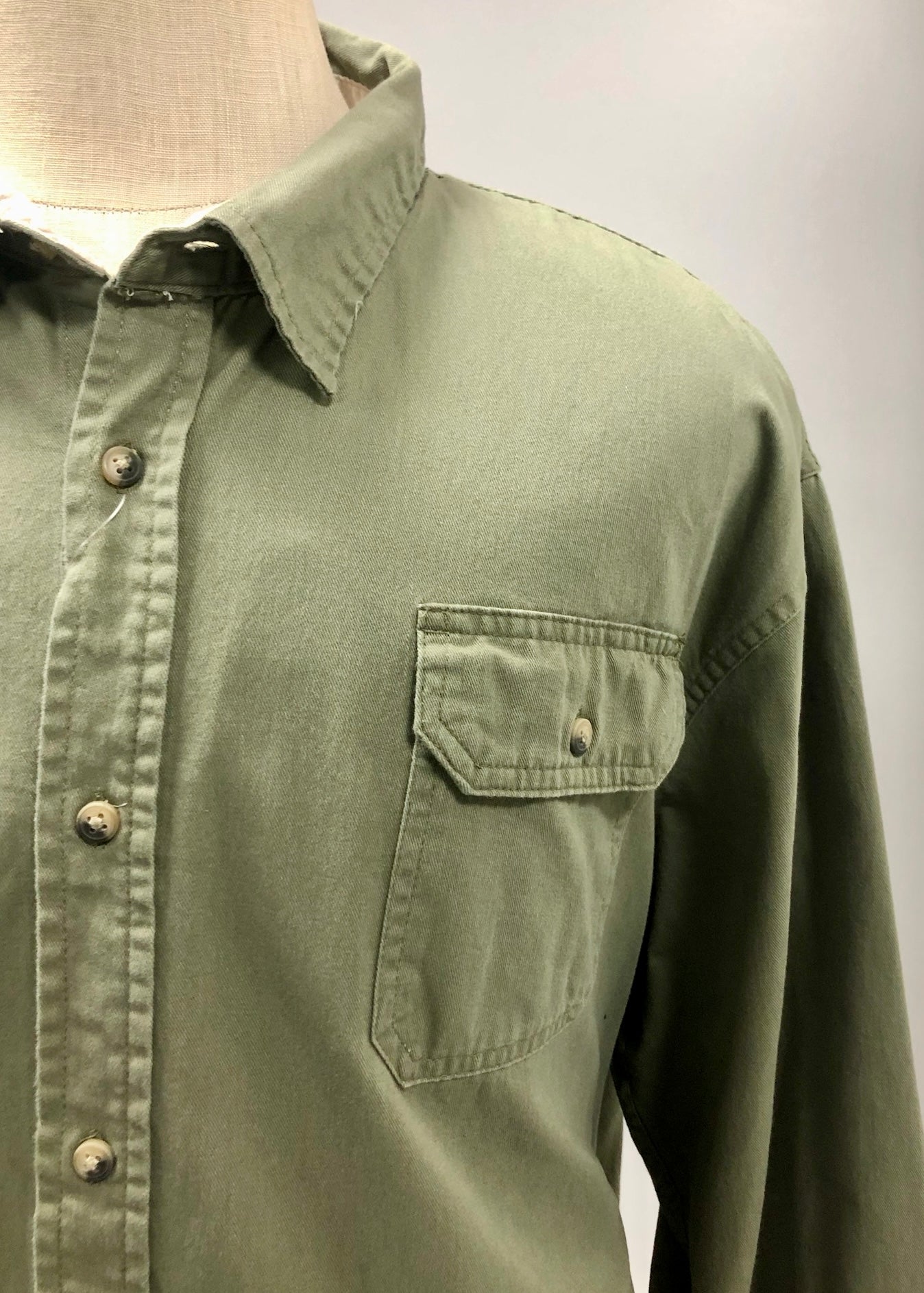 Camisa Wrangler 🐎 Con diseño cargo en color verde oliva claro Talla 3XL Entalle Regular