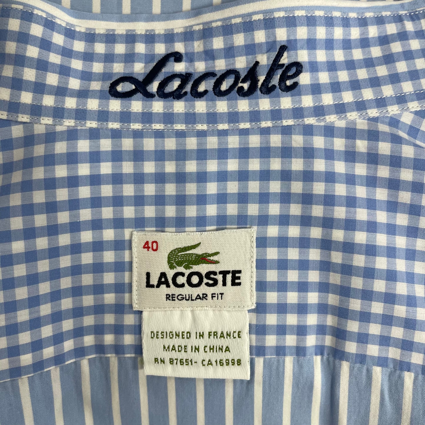 Camisa de botones Lacoste 🐊 color celeste con patron de rayas en blanco Talla L Entalle Regular