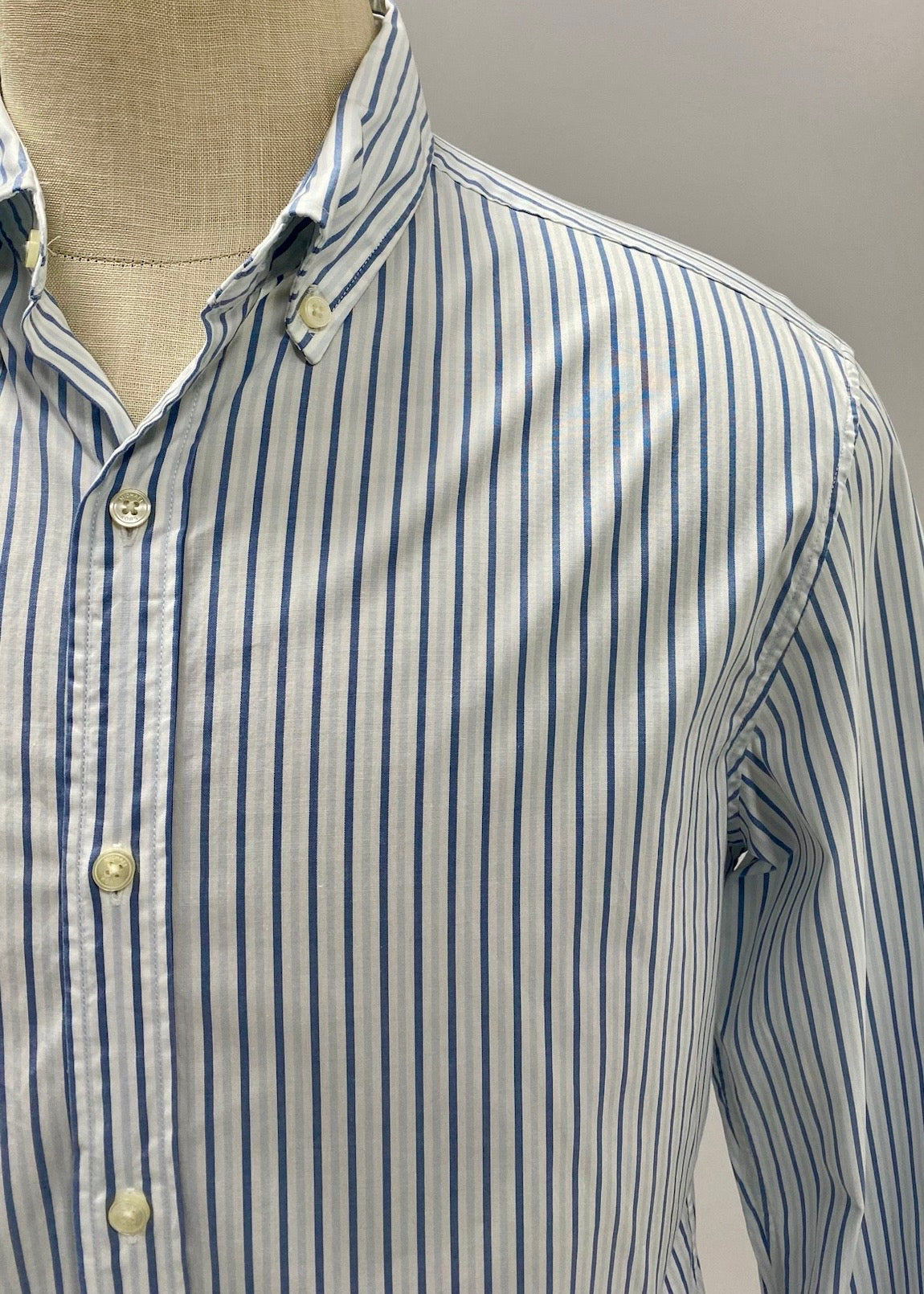 Camisa de botones Michael Kors 🇺🇸 color blanco con rayas en azul oscuro Talla M Entalle Slim Fit