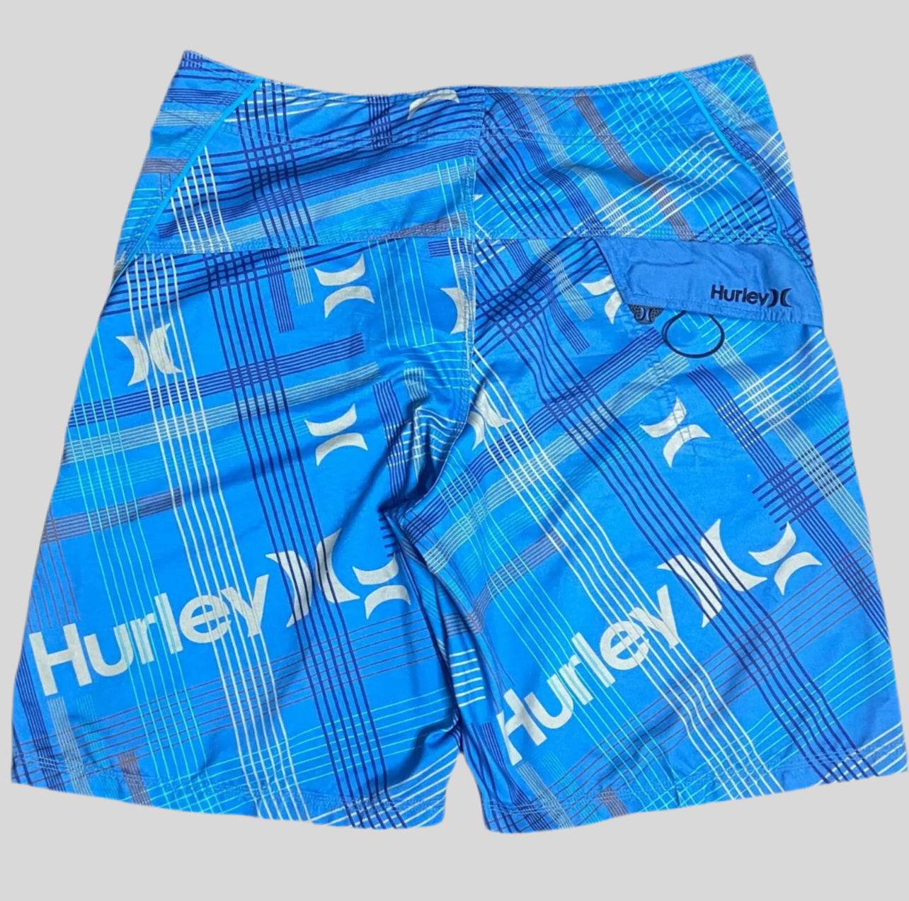 Short de baño Hurley 🏄🏽‍♂️ color azul y diseño de líneas en color celeste y gris y con logo en color gris Talla XXL