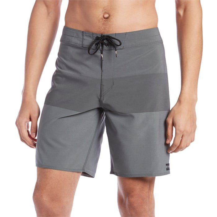 Short de baño Billabong 🏄🏽‍♂️ con diseño de rayas en color gris claro y gris oscuro con logo en color negro Talla L (34)