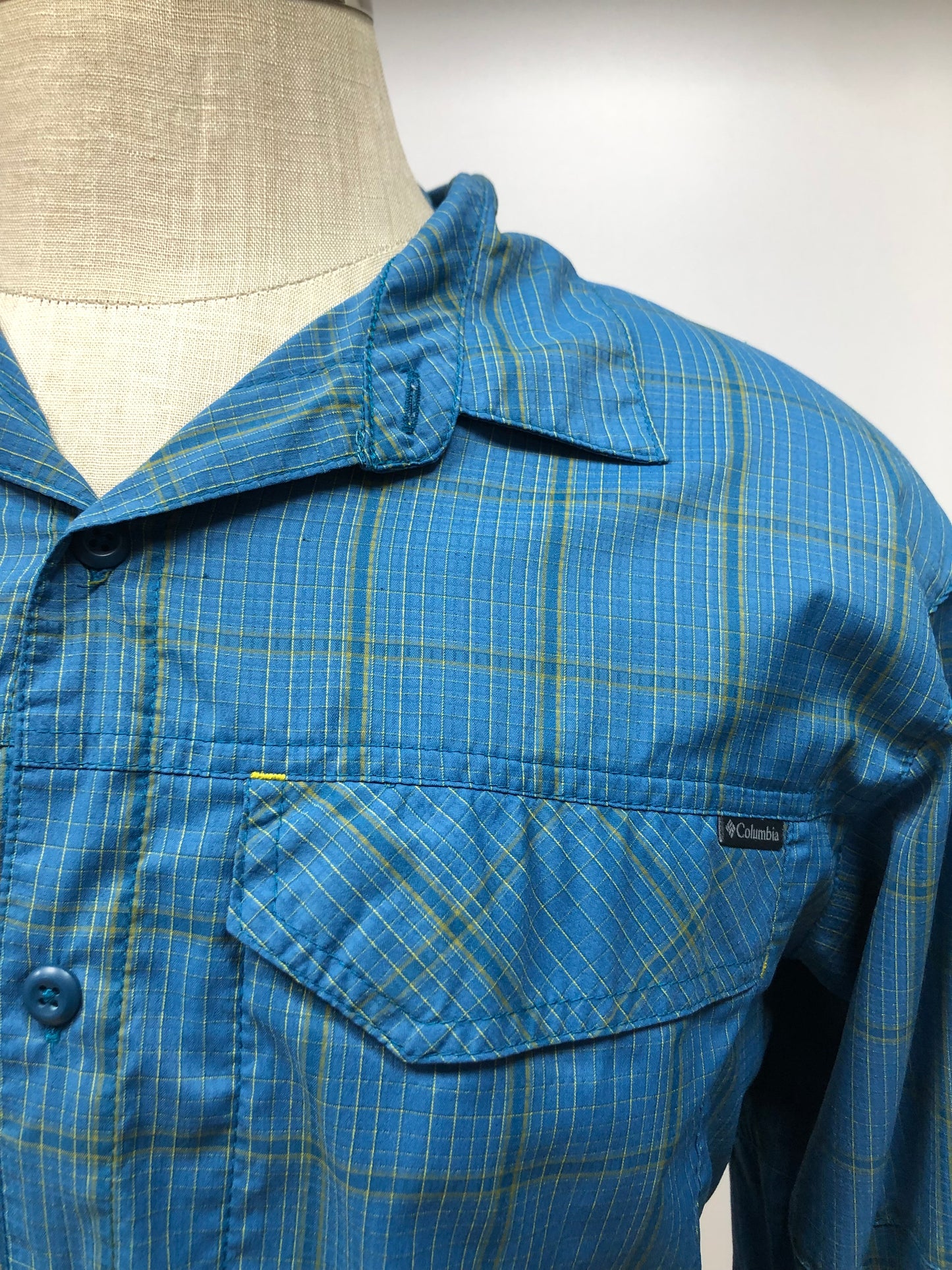 Camisa Columbia 🔹color azul de cuadros en color amarillo con Omni Shade Talla M