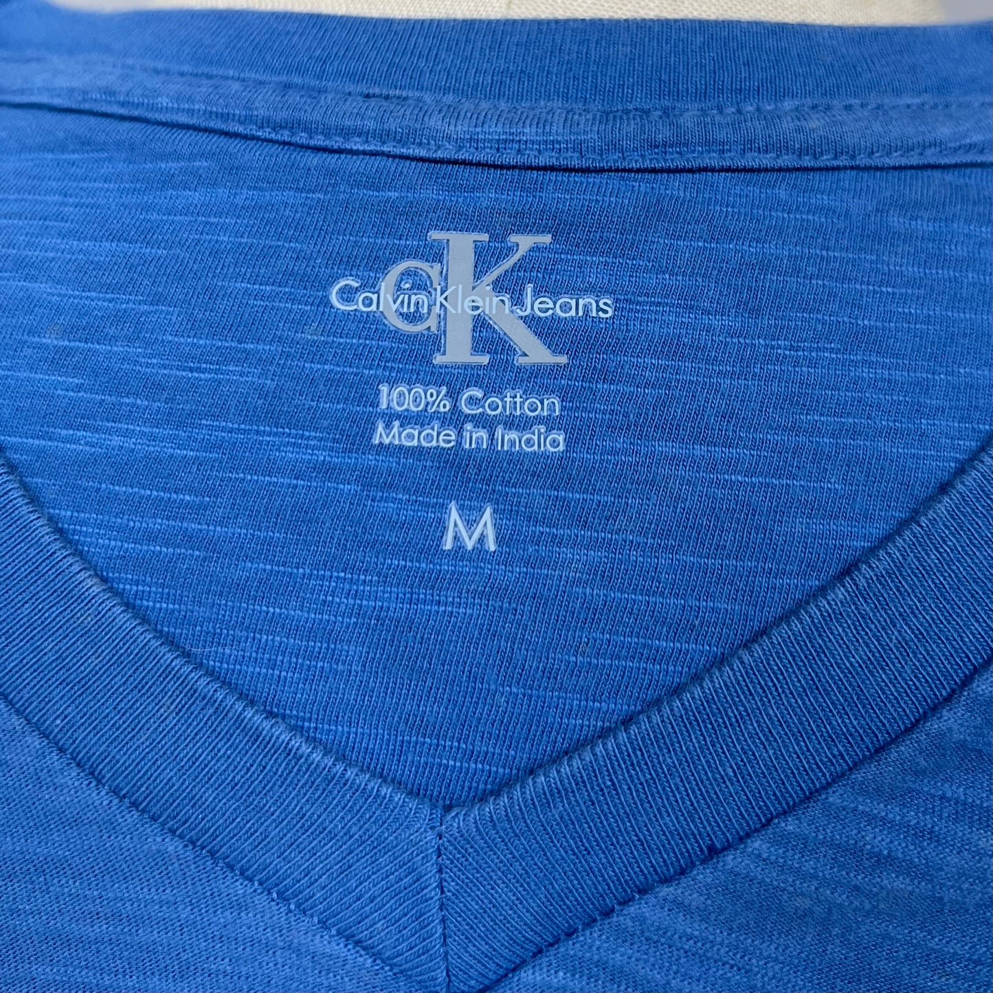 Camiseta cuello V Calvin Klein 🇺🇸 color azul Talla M