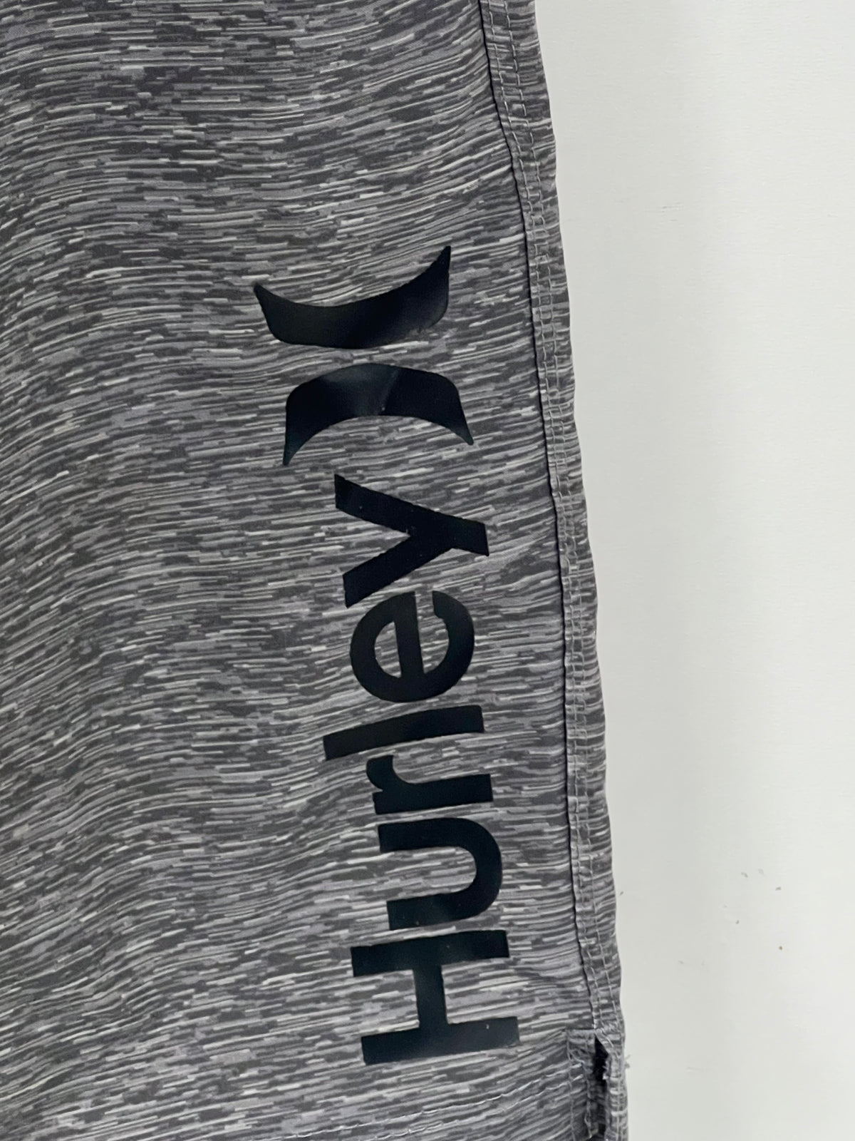 Short de baño Hurley 🏄🏽‍♂️ gris degradado y logo en color negro talla M (ver descripción)