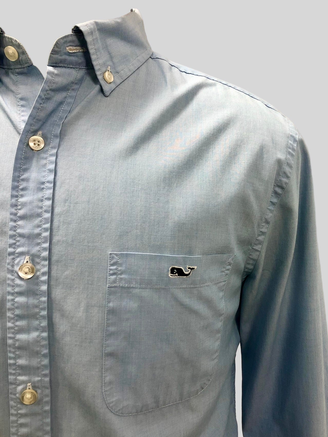 Camisa de botones Vineyard Vines 🐳 de cuadros finos en color celeste y blanco Talla M Entalle Clasico
