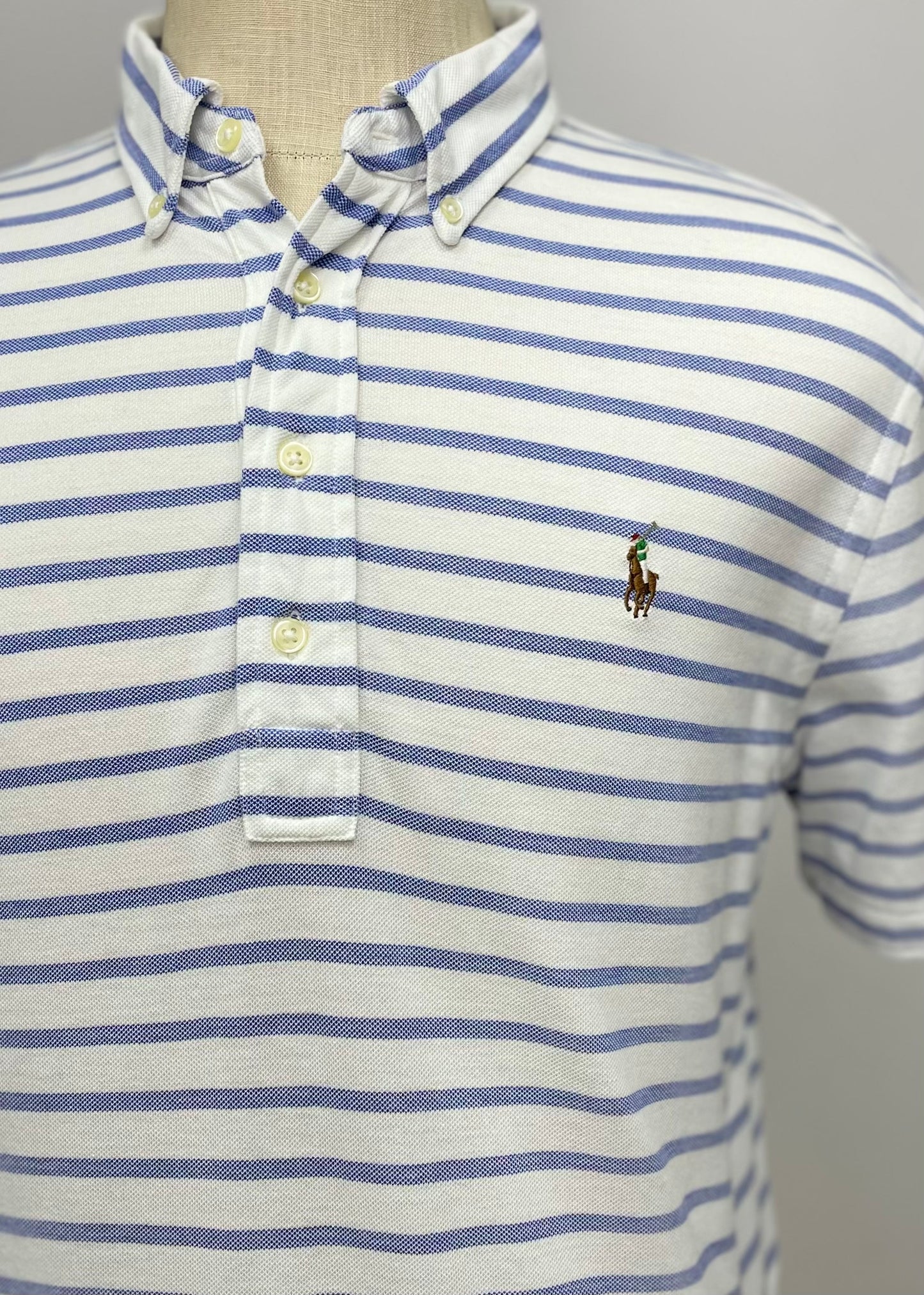 Camiseta Polo Ralph Lauren 🏇🏼 (Knit Oxford) color blanco con patrón del rayas en celeste Talla L Entalle Regular