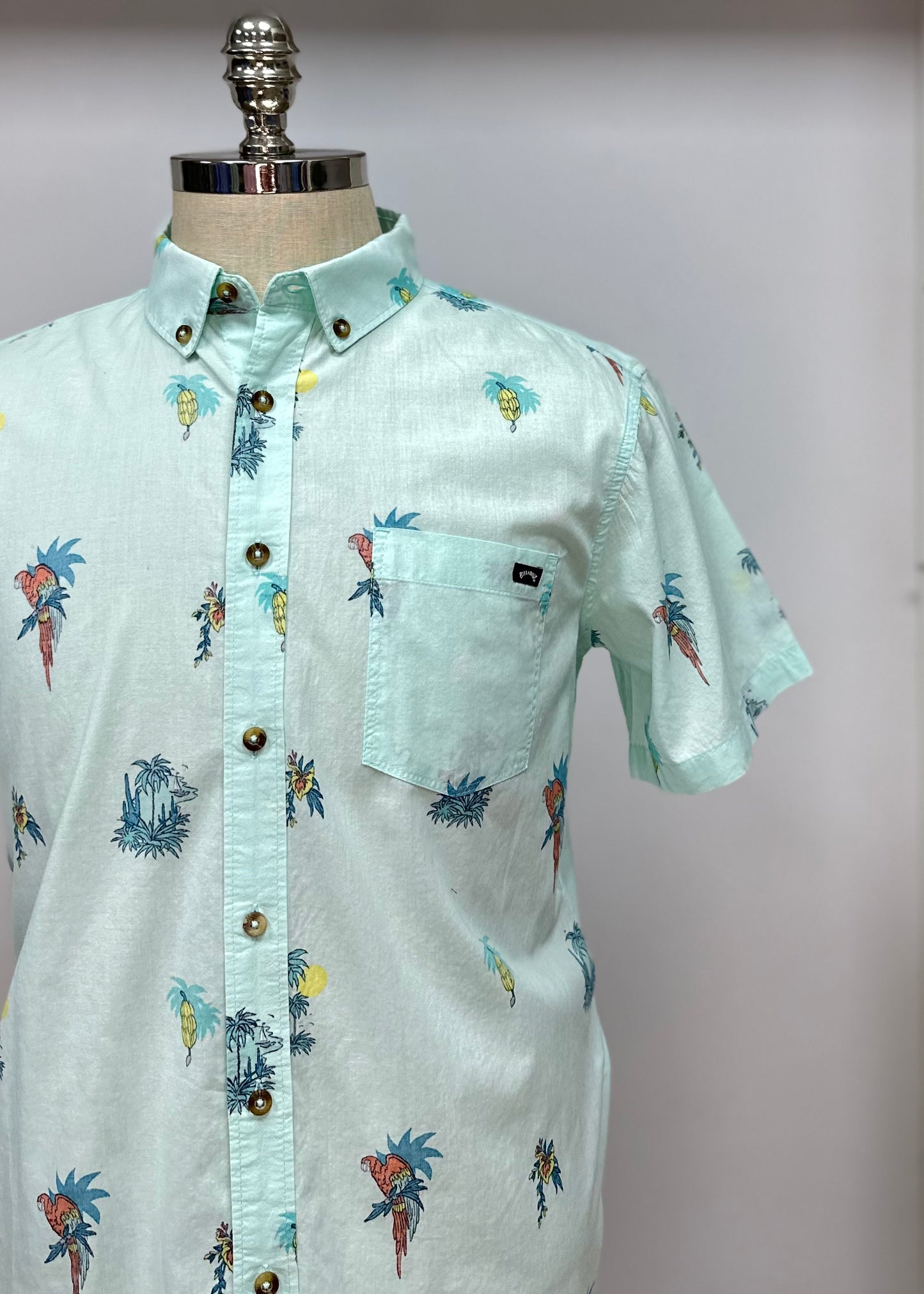 Camisa de botones Billabong 🏄🏽‍♂️ color celeste con diseño de palmeras Talla M Entalle Regular