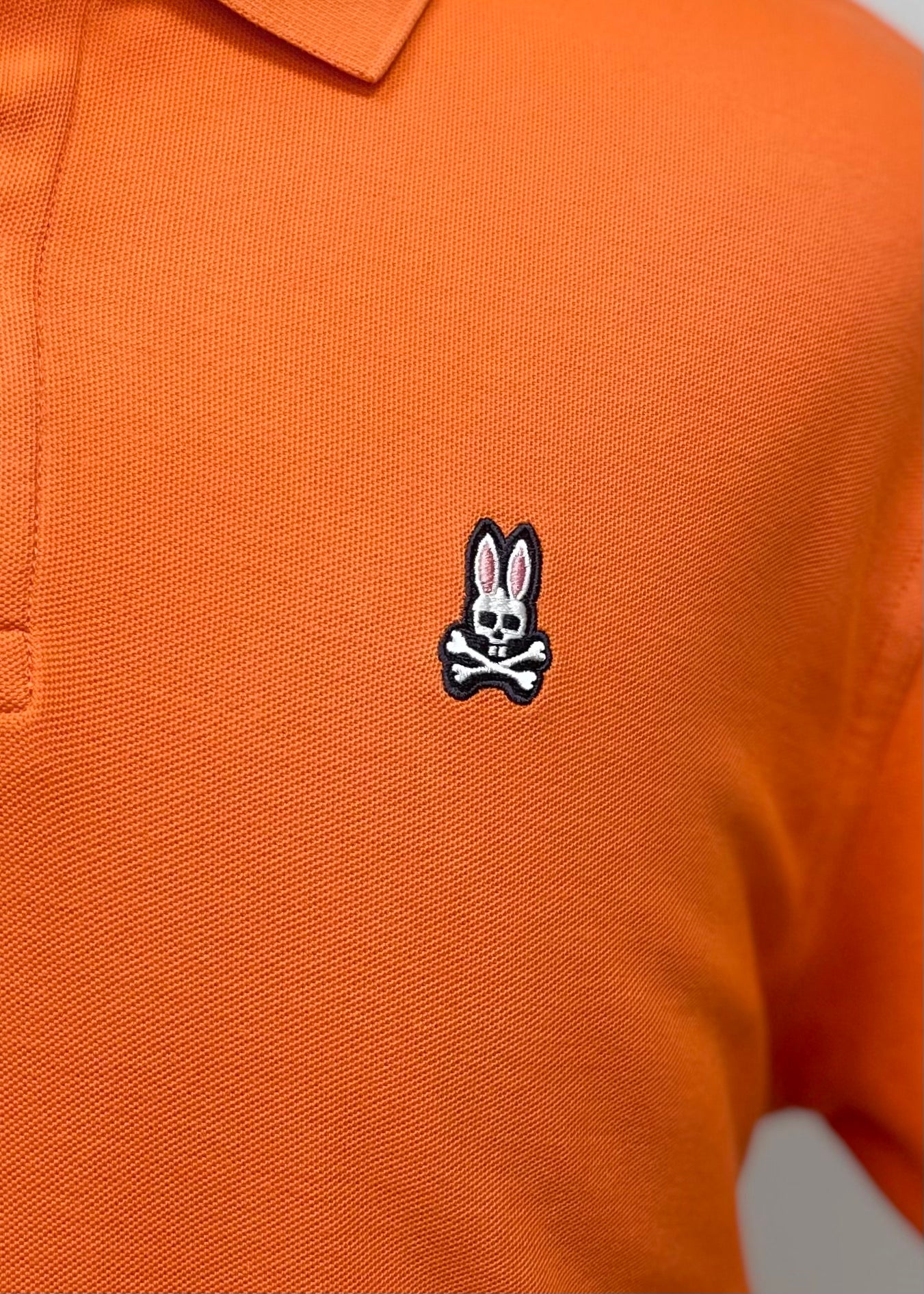 Camiseta Psycho Bunny 🐰  color naranja Talla XL Entalle Regular