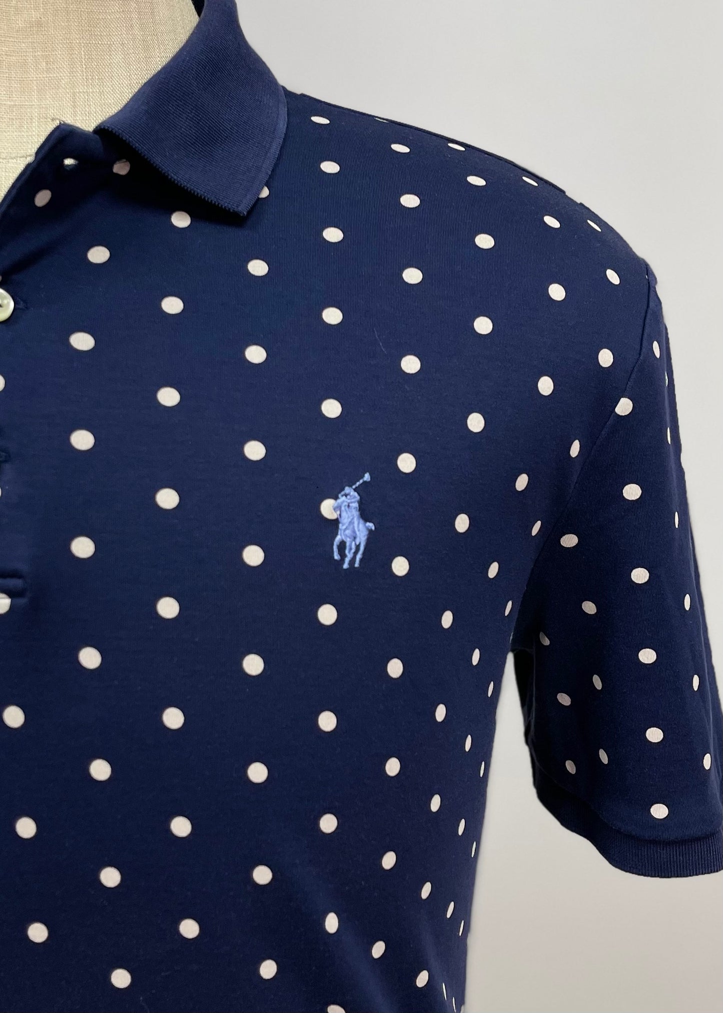 Camiseta Polo Ralph Lauren 🏇🏼 color azul navy y diseño de puntos blancos Talla M Entalle Clásico