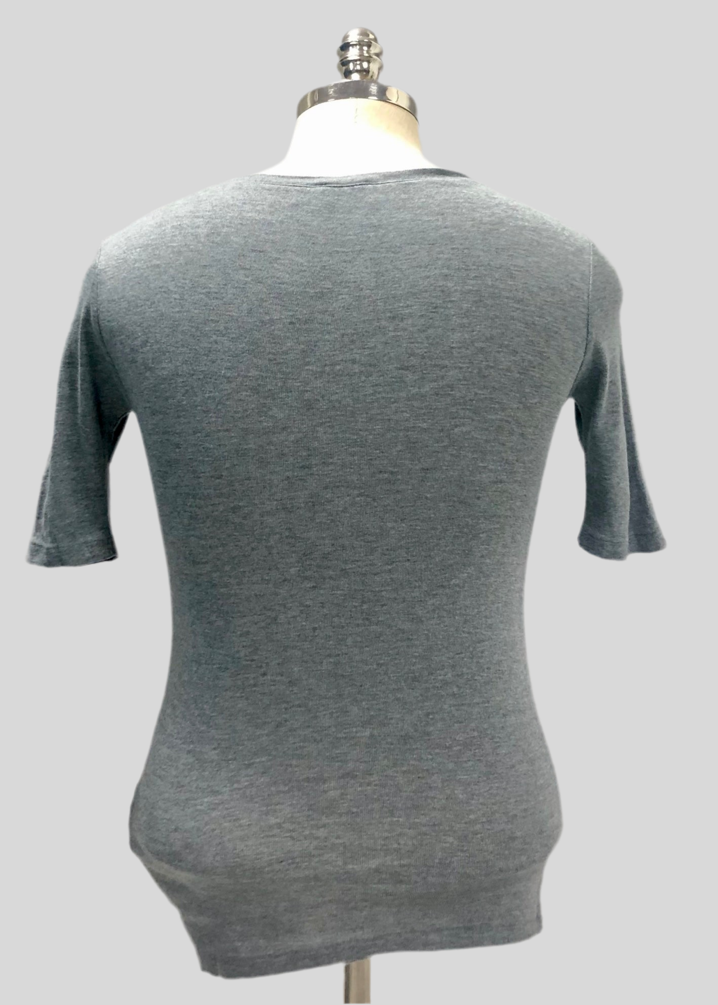 Camiseta de mujer cuello V Polo Ralph Lauren 🏇🏼 color gris claro con logo en color blanco Talla M Entalle Regular