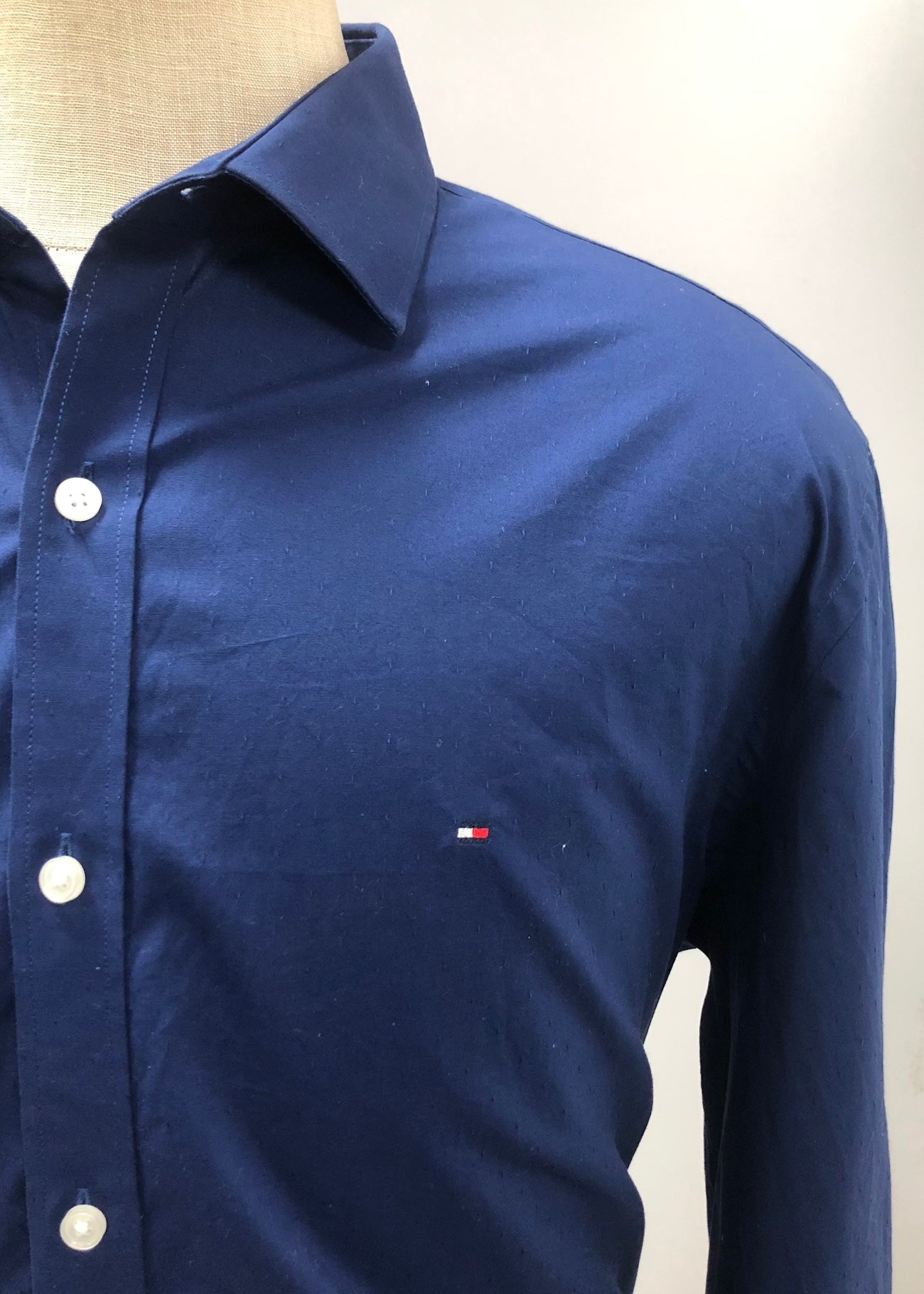 Camisa de botones Tommy Hilfiger 🇺🇸 en color azul navy Talla XL Entalle Slim Fit