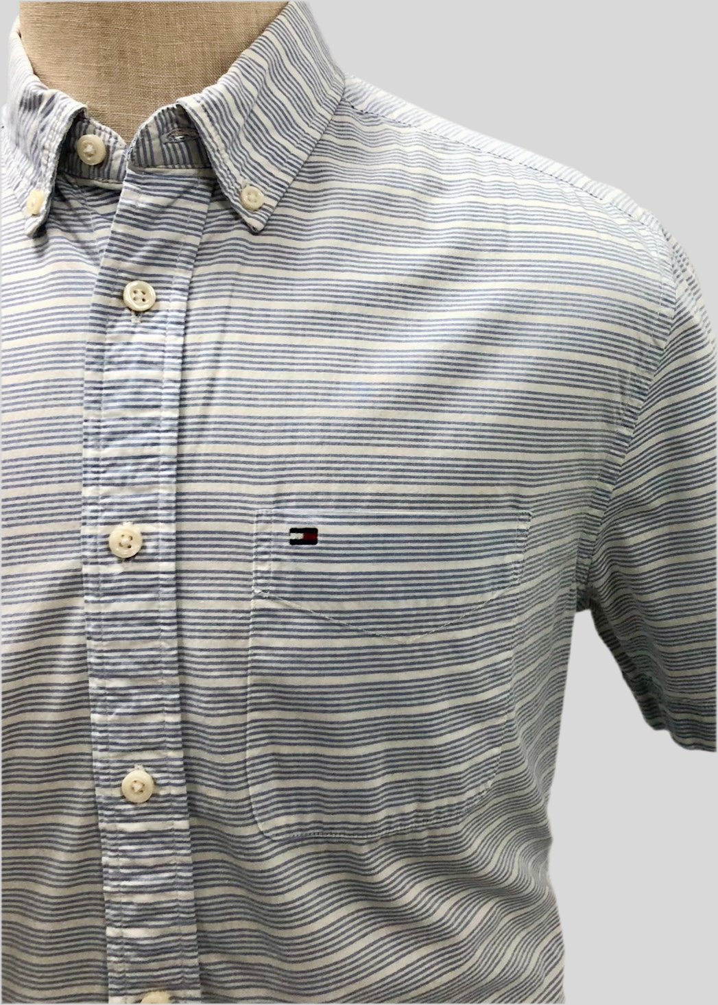 Camisa Tommy Hilfiger 🇺🇸 con patrón de rayas en azul y blanco Talla M Entalle Clásico