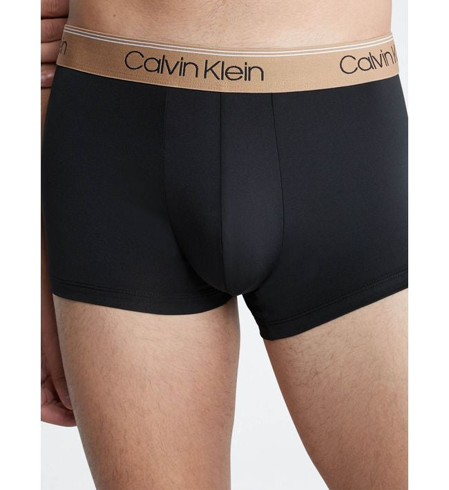 Paquete de 3 Calzoncillos tipo Boxer Calvin Klein de Microfibra Stretch en negro con cintura en dorado, blanco y negro - Tela ligera en Talla XL