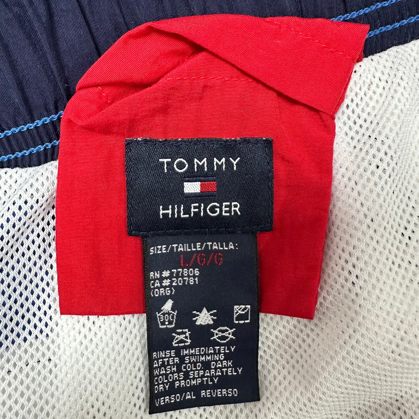 Short de baño Tommy Hilfiger color azul con franja en color azul, rojo y blanco talla L