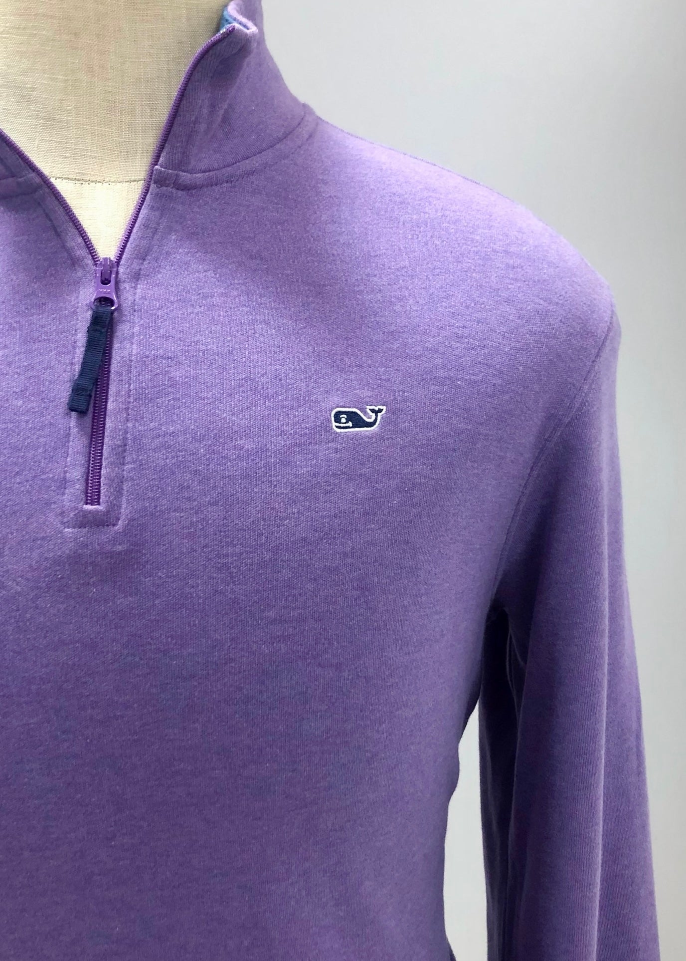 Sueter Jersey Vineyard Vines 🐳 Pima color morado con logo azul navy Tela algodón Talla S