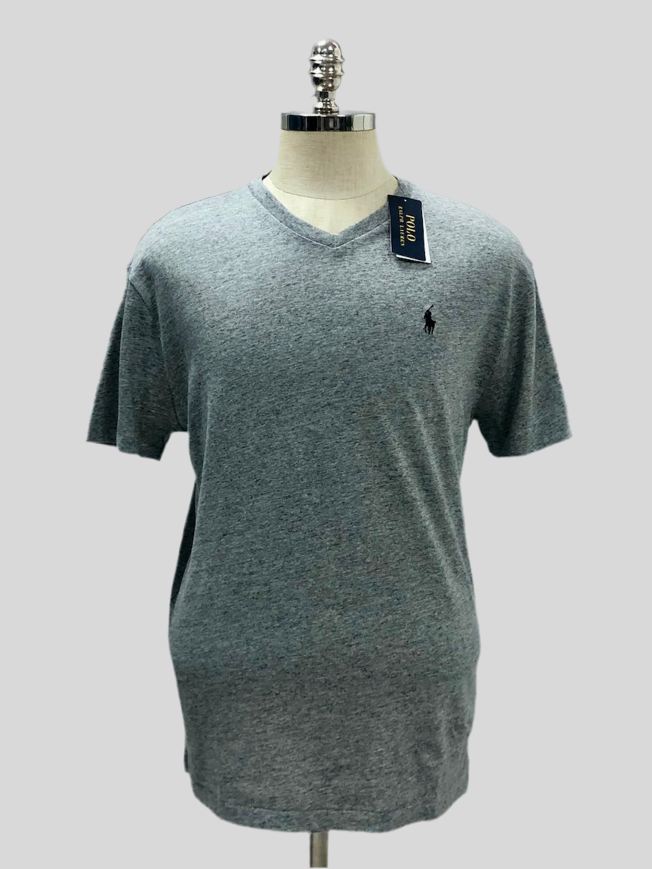 Camiseta cuello V Polo Ralph Lauren 🏇🏼 color gris con logo en azul navy Talla Medium Entalle Clásico