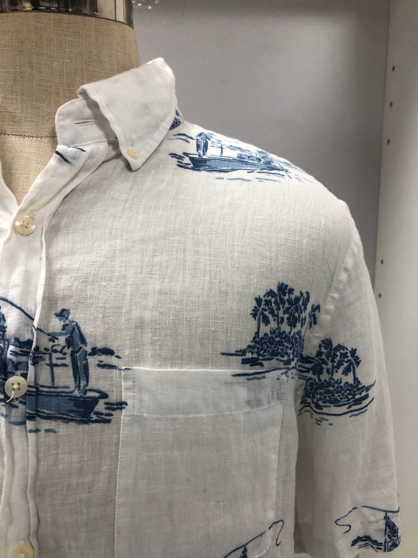 Camisa de lino Vineyard Vines 🐳 color blanco con diseño de pesca en color azul Talla L Entalle Clásico