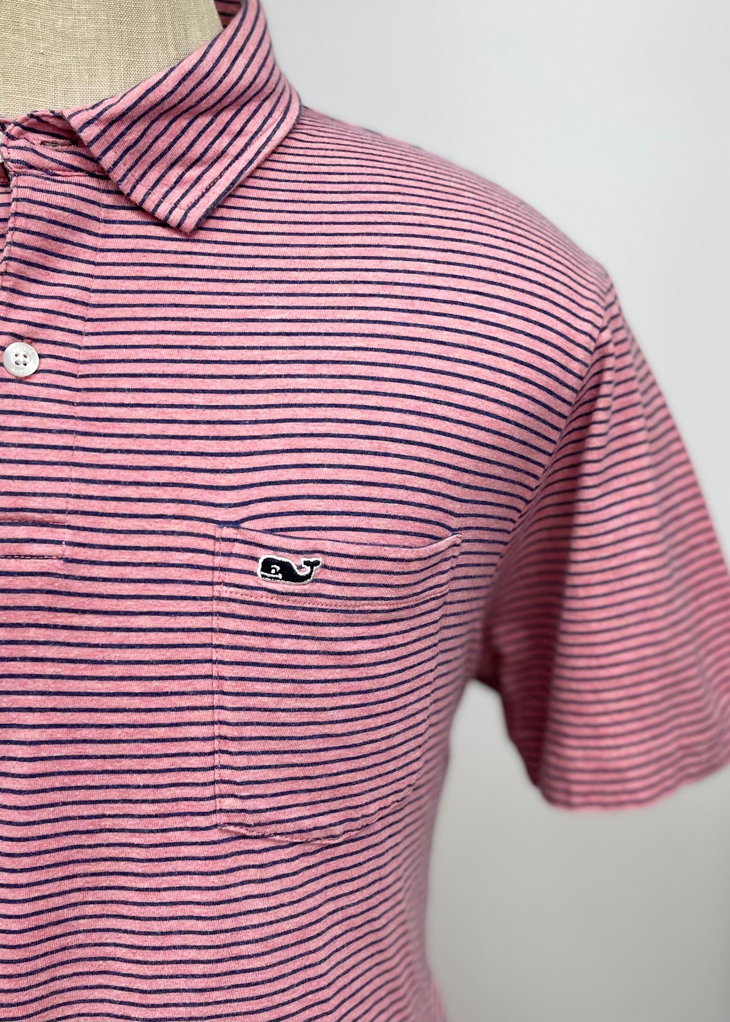 Camiseta Polo Vineyard Vines 🐳 con rayas en rosado y azul navy Talla L Entalle Regular