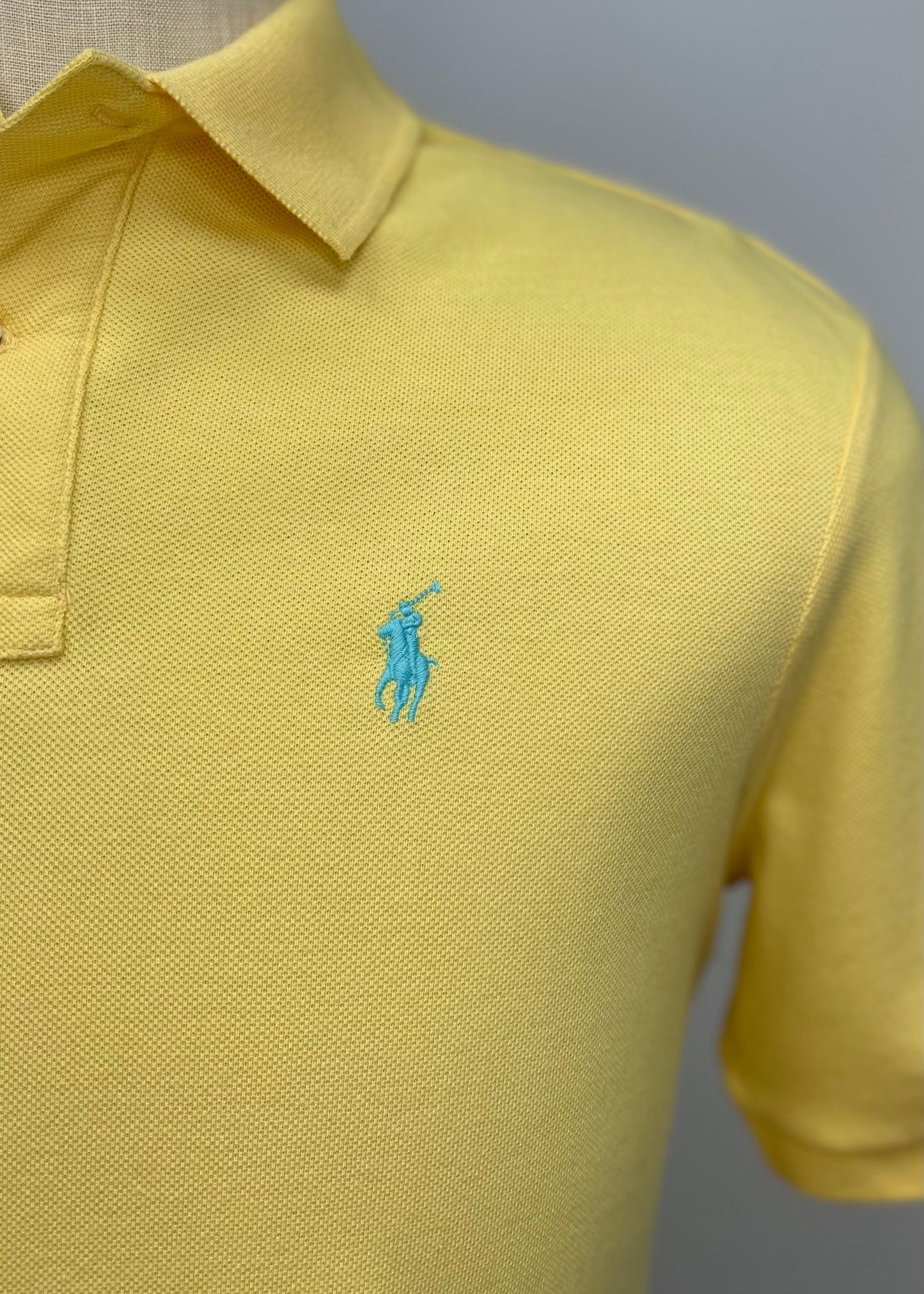 Camiseta Polo Ralph Lauren 🏇🏼 color amarillo claro y logo celeste Talla S Entalle Clásico