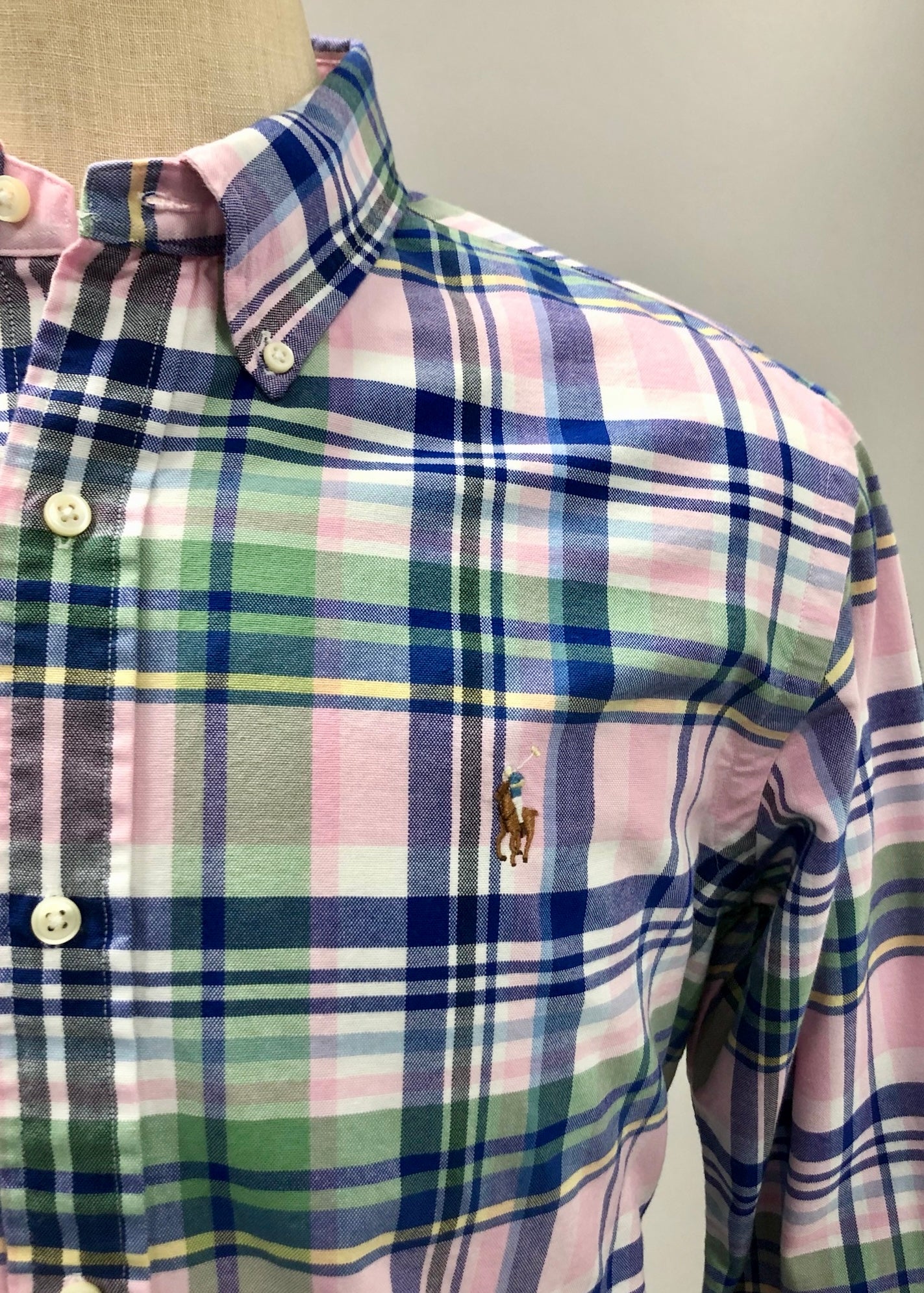 Camisa de botones Polo Ralph Lauren 🏇🏼 Oxford de cuadros tartán en color verde, rosado, azul y blanco Talla L Entalle Clásico