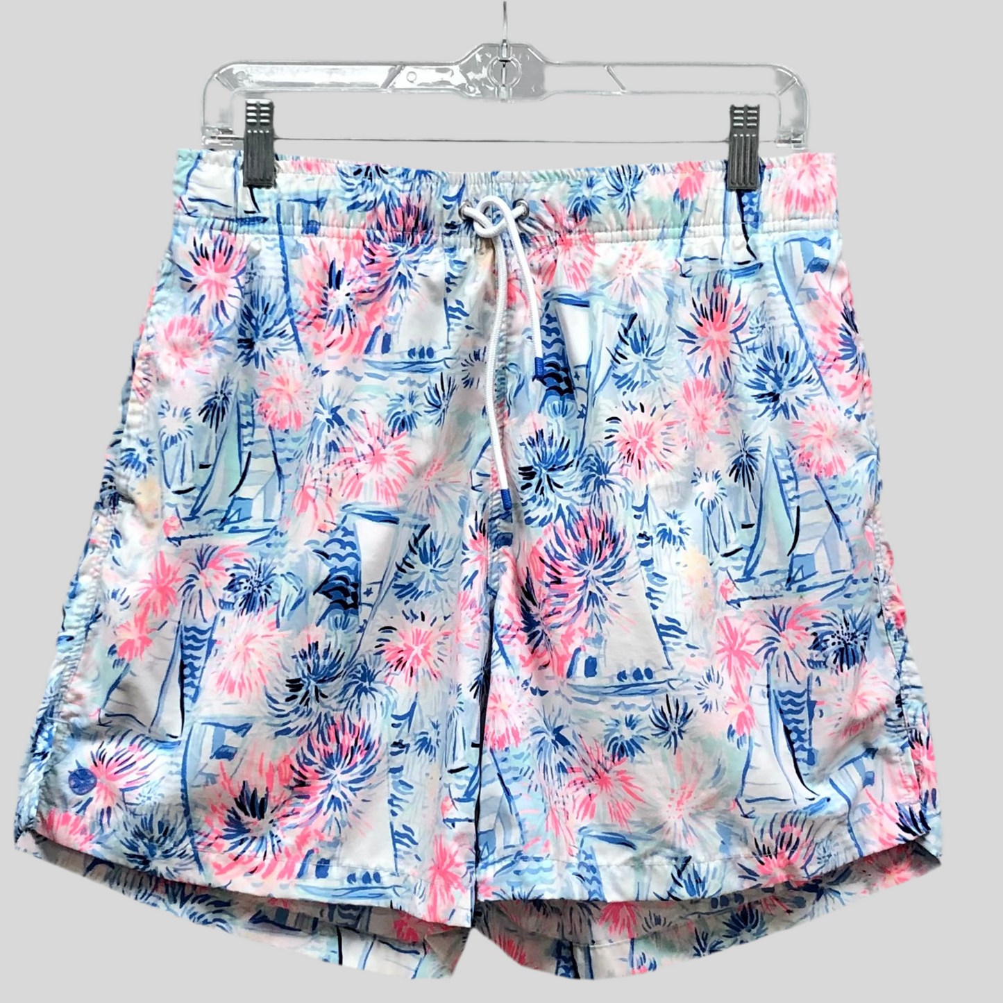 Short de baño Lilly Pulitzer color blanco con diseño playero en azul y rosado talla M