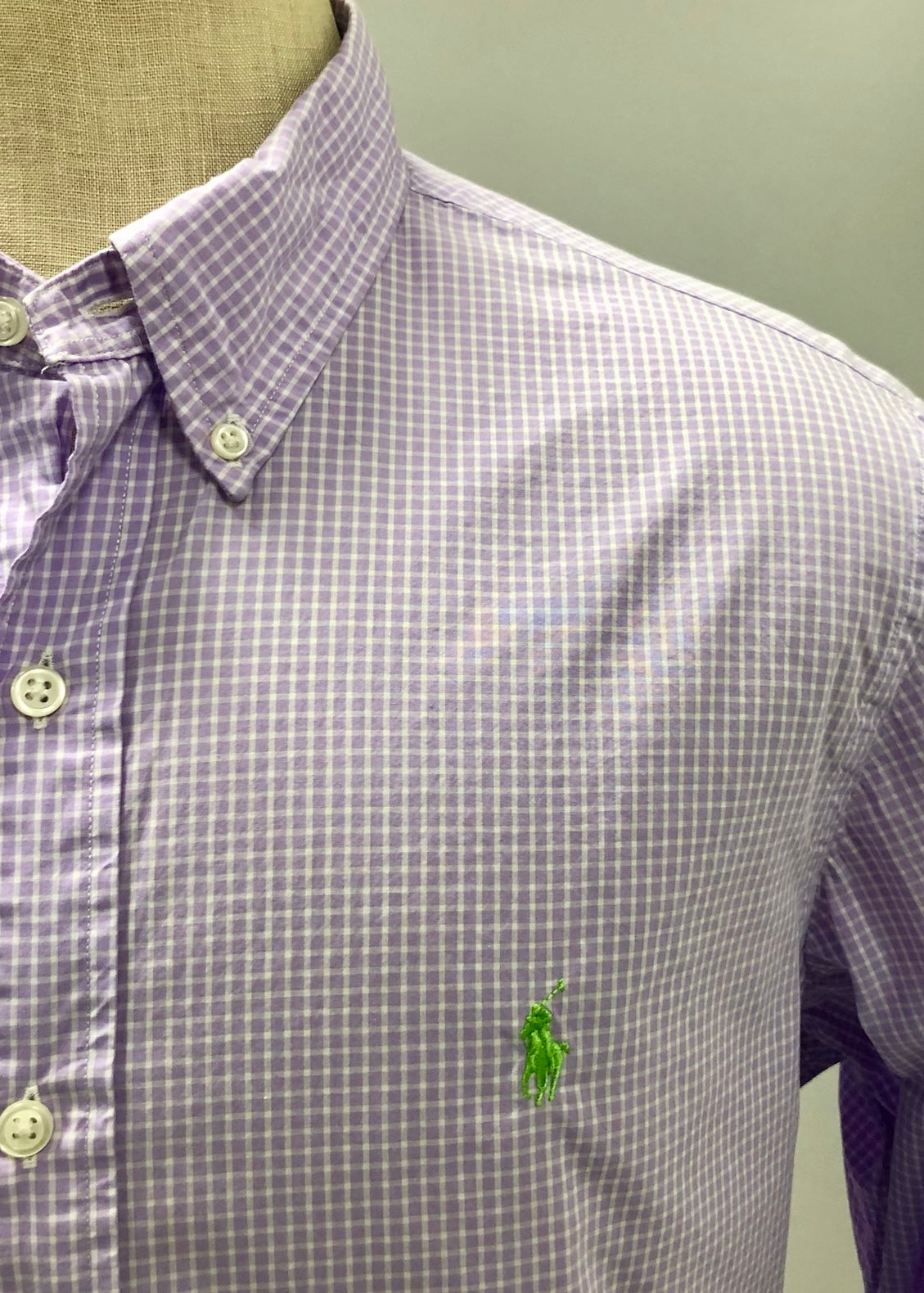 Camisa Polo Ralph Lauren 🏇🏼 con patron de cuadros gingham en color morado y blanco Talla L Entalle Regular