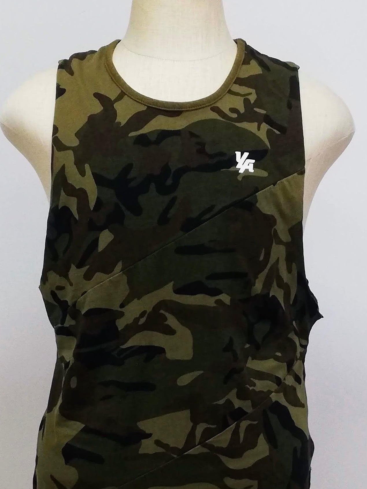 Camiseta de entrenamiento sin mangas YoungLA 🏋🏽 diseño de camuflaje en color verde oliva y logo en blanco Talla L