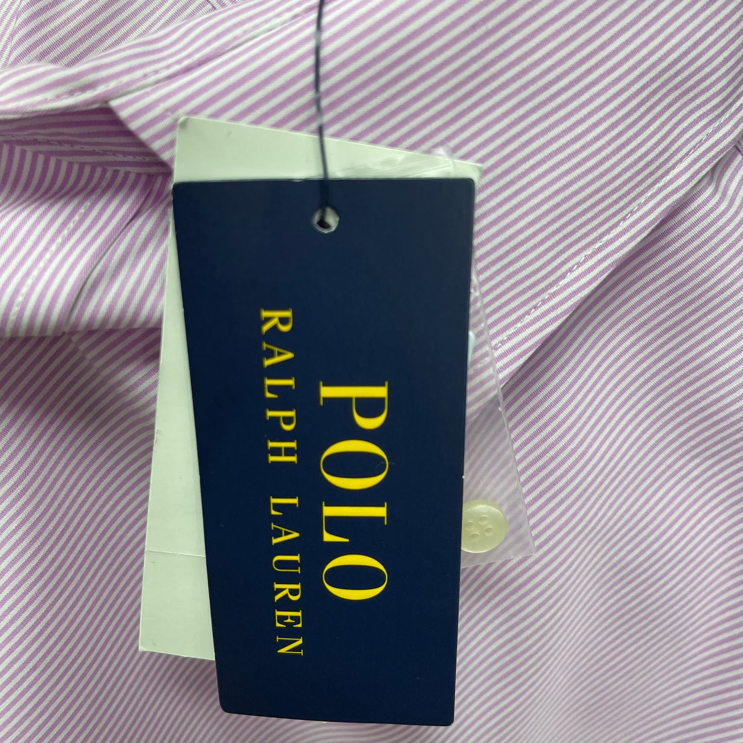 Camisa Polo Ralph Lauren 🏇🏼 color blanco con patron de rayas finas en color rosado Talla L Entalle Clásico