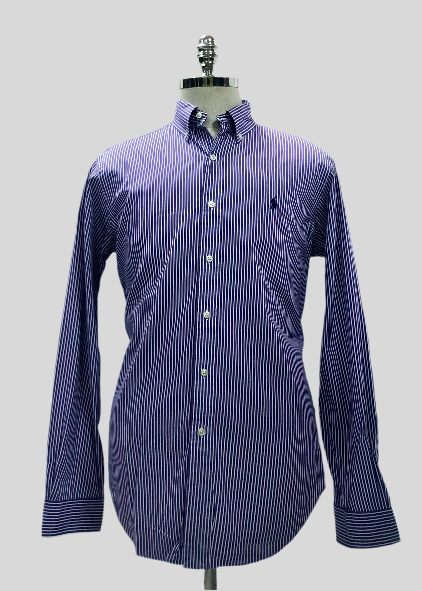 Camisa Polo Ralph Lauren 🏇🏼 con patron de rayas en color morado y blanco Talla M Entalle Clásico