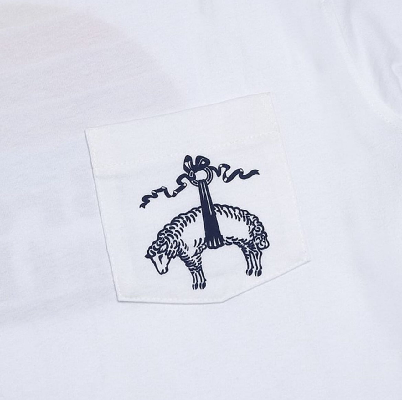 Camiseta cuello redondo Brooks Brothers 🐑 color blanco y logo en azul navy Talla L