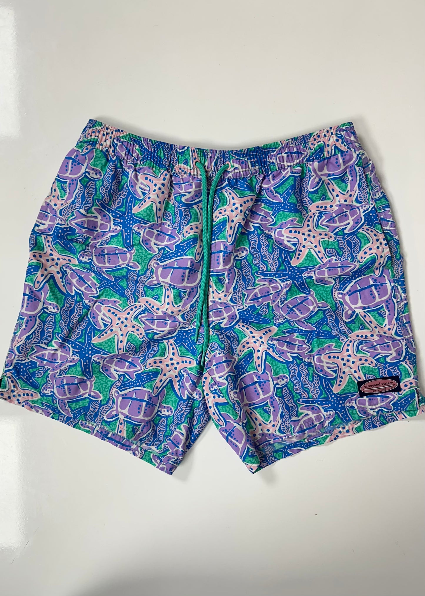 Short de baño Vineyard Vines 🐳 con diseño de tortugas en color morado y verde talla M