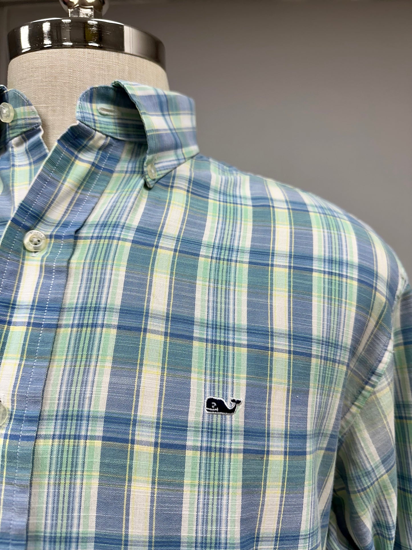 Camisa de botones Vineyard Vines 🐳 color blanco de cuadros en color azul, verde y amarillo Talla L Entalle Regular (ver descripción)